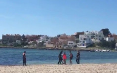 西班牙警察驱赶海滩游客不果 反被按入水中30秒