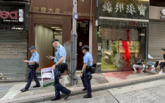 中環珠寶店遭淋紅油 警列刑毀追緝歹徒