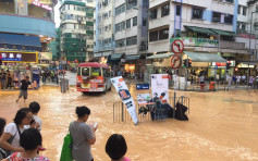 【有片】土瓜灣北帝街爆水管路面變「黃河」　商戶：水流好急幾秒已湧入　