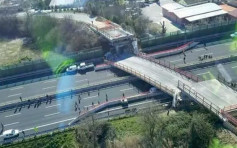意大利行车天桥倒塌压毁私家车　酿两死3伤