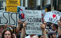 数百名示威者围堵特朗普大楼 抗议特朗普种族歧视