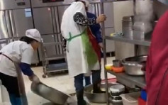 武漢高校員工穿雨鞋踩踏洗菜 食堂指人員已被開除