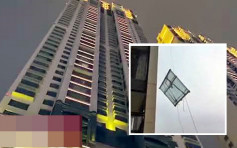 武汉小区工程现惊险意外 大型钢化玻璃从40楼飞落街  