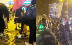 【对话会】黑衣蒙面示威者拆铁栏掘砖堵路 防暴警察蓝旗警告