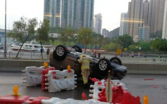 四驱车香港仔失控撞水马「反肚」 女司机受伤送院