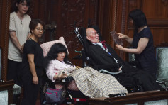 日两名身体瘫痪议员就职  揭开历史新一页