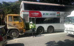 林锦公路泥头车巴士相撞　5人受伤