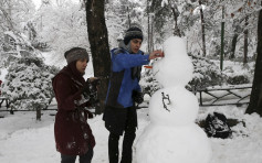 中東罕見下雪 民眾興奮「砌雪人」
