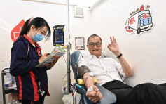 有片︱红十字会流动捐血车一连3日停泊政总  卢宠茂亲身捐献支持