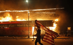 网上疯传示威者火海中高举倒转美国国旗