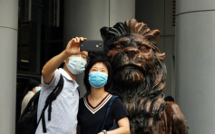 【维港会】滙丰铜狮睡醒 市民合照盼与香港重新出发