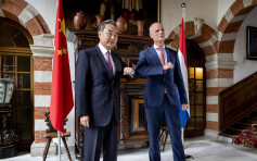 荷兰外相与王毅会面 关注香港自治情况