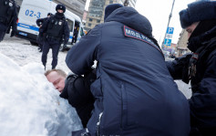 納瓦爾尼猝逝｜俄羅斯各地逾百人悼念被拘 各國俄使館外現抗議人潮