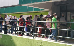 疫情消息｜預約爆滿 觀塘曉光街疫苗接種中心百人排隊打針