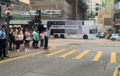 警港岛一连三日打击行人交通违例 发出233张传票