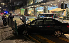 尖沙咀私家車失事撞欄 男司機無恙 警查原因