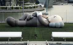 香港籌辦機構被控侵權  KAWS大型吹氣公仔新加坡展出被腰斬