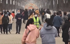 洛陽植物公園湧逾5萬人賞花 遊客除口罩臉貼臉影相