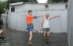 【水深及膝】黄雨下天水围3村水浸 10人被困老妇跌伤