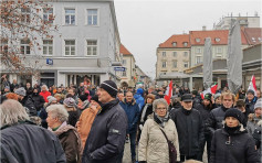 不满奥地利政府收紧防疫措施 逾千名民众示威抗议