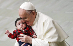 梵蒂岡兩名樞機主教確診 教宗近日曾無戴口罩抱嬰兒