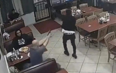 美国德州劫匪持假枪打劫餐厅 被顾客连开9枪射杀