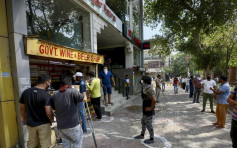防民眾商店群聚 印度德里烈酒加徵70%冠狀病毒稅