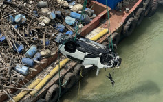 深圳湾大桥汽车堕海｜白色私家车捞起吊上趸船 移往大榄涌车辆扣留中心待验