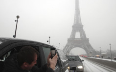 巴黎大雪铁塔关闭 游客只可远观