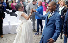 相愛30年 南非露宿情侶獲贈婚紗天橋底完婚