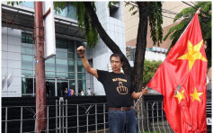 不满入侵领海 菲记者中国领事馆前焚五星旗