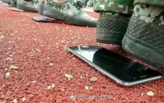 【有片】河南大學「破斧沉舟」軍訓手機墊地練站姿 網民：超殘酷 