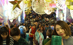 平安夜尖沙嘴人潮赏圣诞灯饰 市民花逾千元食自助餐