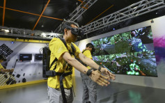 电竞节嘉年华 市民率先试玩VR游戏背包