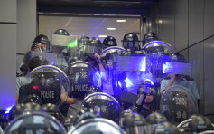 【逃犯条例】镭射光照射警员 警方促旺角警署外违法集会示威者散去 