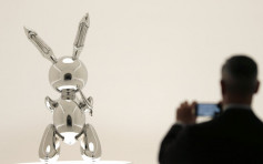 Jeff Koons兔兔雕塑7億港元成交 創在世藝術家最高拍賣價