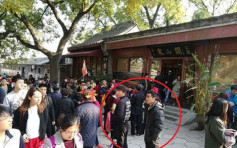 北京香山門外黃牛飛炒貴1倍 每小時賣逾百張從未「斷貨」