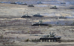 俄烏局勢｜烏克蘭國防部稱已造成俄軍800傷亡 摧毀逾30架坦克