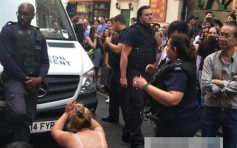 英警突袭伦敦唐人街捉黑工 被指执法粗暴与民众对峙