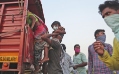 印度货车载满工人回乡遇车祸 23死35伤