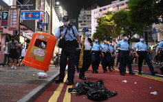 銅鑼灣波斯富街有人以垃圾桶堵路 警時代廣場外帶走一名女子