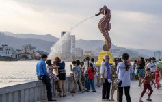 柬埔寨新地标？｜贡布市喷水海马雕像揭幕 激似新加坡鱼尾狮