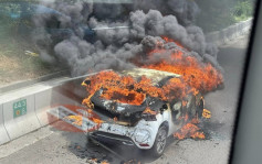 元朗公路私家車自焚  全車陷火海
