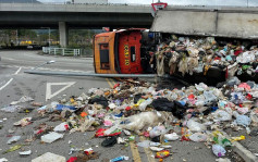 垃圾車於沙頭角公路翻側 大量垃圾散落迴旋處 