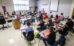 美加州小学女老师除口罩教书 全班一半学生染疫