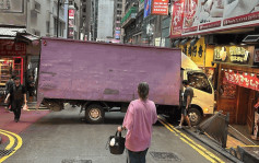 中環貨車失控撞鐵欄 鏟上行人路直撼食店