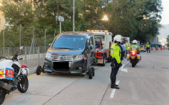 警西九龙区巡交通黑点 打击违泊拖走31部车辆