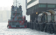女子港澳码头堕海 休班警消防合力救起送院