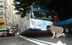 分域街路陷　旅遊巴墮窿車身「飛起」