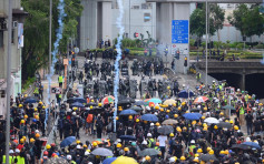 【元朗游行】示威者南边围村与警对峙 防暴警持盾戒备